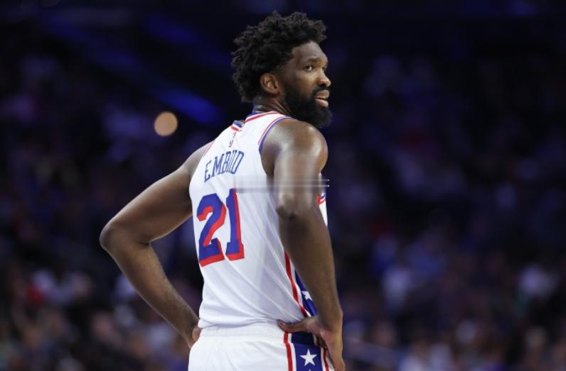 NBA常规赛，76人主场114-106逆转击败骑士。赛后恩比德接受了记者采访。

恩比德表示，今晚是他效力费城以来最棒的Top5夜晚之一（随后改称为Top3）。

当被问及他口中的“Top5”还包括哪些比赛时，恩比德坦言：“我也不知道……其实就是随口一说。”

全场比赛，恩比德出战34分钟，16投8中，三分4中1， ​