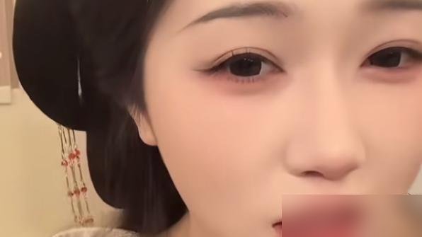 床单上个月拍完死人戏，这个月接着给活人盖，短剧剧组是真不洗。
演员岳雨婷自己爆的料，说那些戏服、床品全是循环利用，从开拍到杀青不洗一次。她原话是“膈应，但不敢说”。为什么不敢？因为你提了，下次就没你戏了。底层小演员，命比道具便宜。
就这卫生条件，圈里还传她巴黎时装周是自费买的名额。听着像黑料，细