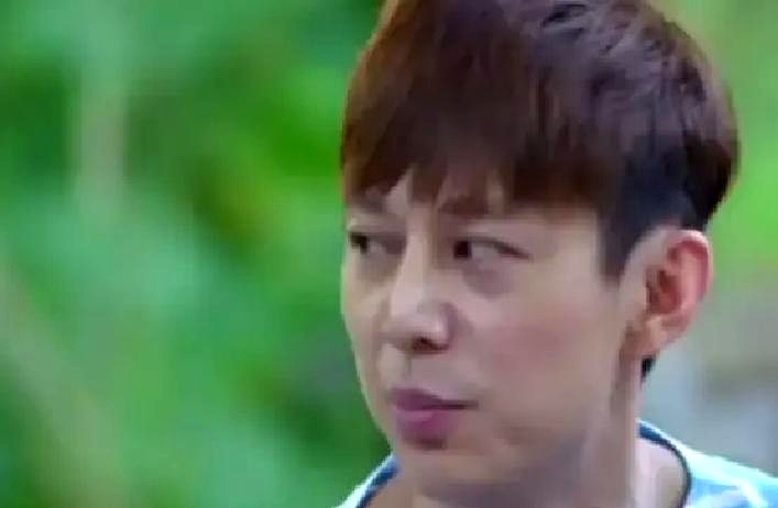 业内出名严谨的何炅，以前上台前总要在左手心偷偷写几个字
 

这怪习惯其实是被陈冠希硬生生逼出来的
 

2002年何炅采访陈冠希，对方在镜头前频频冷笑，满脸轻蔑
 

何炅心里窝火，录完在后台直接斥责对方不尊重人
 

陈冠希淡淡抛出一句，“整场节目你一直管我叫Eason”
 

何炅脑子瞬间嗡了