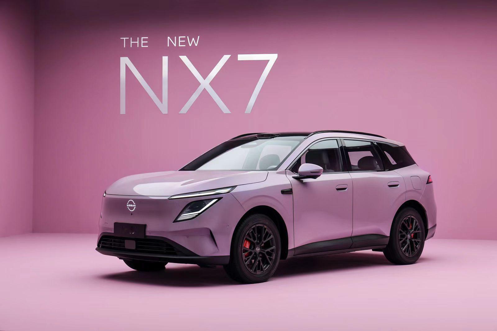 日产N系列的第四款车，NX7，跟之前几款N系列强调“家”的属性不同，这车风格更年轻态，比如颜色更出挑，这次主打紫色和绿色漆，这很不“日产”，其余还有黑，白，灰。要是你选SUV，会选什么颜色？【来自懂车帝车友圈】