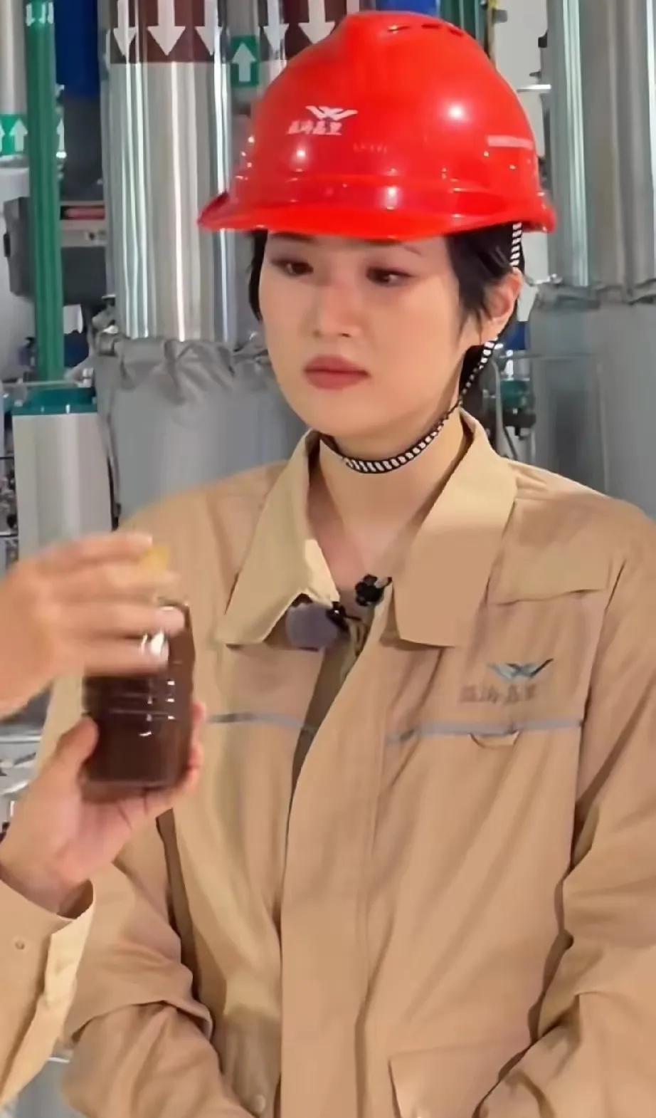 当多数艺人沉迷聚光灯与精致舞台，这位年轻女星却主动走进烟火十足的工业车间，卸下所有明星光环。
 
近日，姚安娜现身生产一线体验基层工作。她换上简约卡其工装，头戴红色安全头盔，利落又朴素的穿搭，彻底告别荧幕上光鲜亮丽的偶像模样，气质瞬间沉静下来。
 
同样是艺人体验生活，为何姚安娜这一次的车间之行，收
