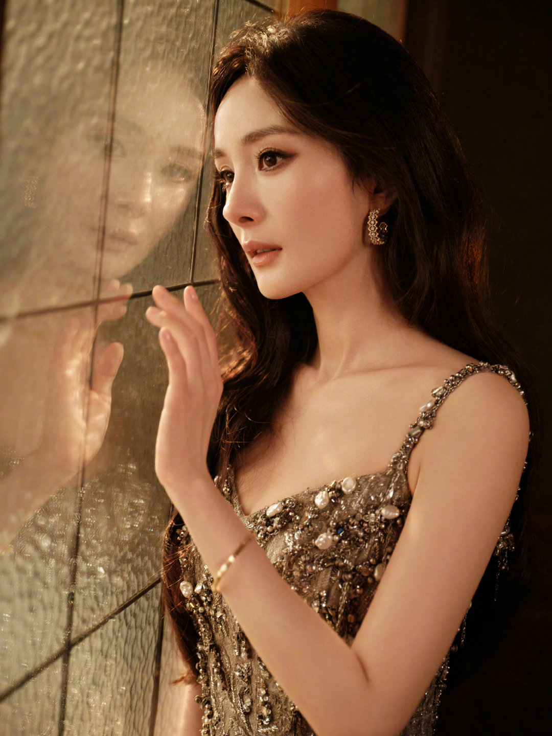 杨幂｜巴黎卡诗品牌直播

商务富人美幂出席代言品牌直播活动，一身 Gaurav Gupta 2025 高级定制鎏金碎钻吊带鱼尾裙，搭配 Buccellati 珠宝亮相，闪耀而性感的大明星，美得在发光～✨

#杨幂直播##杨幂钉珠闪钻鎏金裙##杨幂钉珠闪钻吊带裙# ​