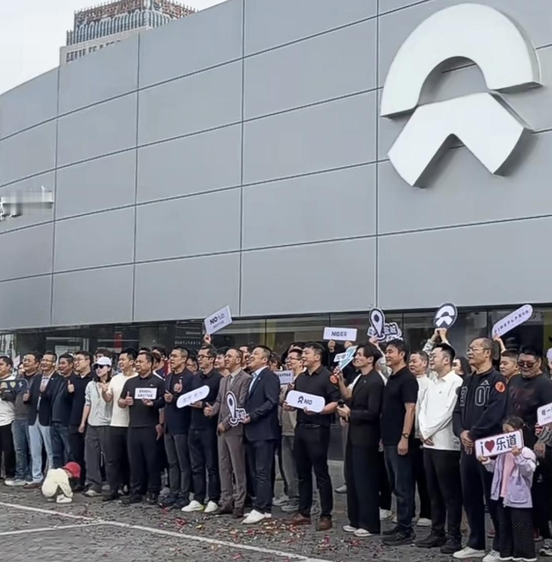蔚来、乐道、萤火虫三店合一你敢信？
看到蔚来在盐城开了首家三店合一的新门店，把原来的保时捷旗舰店给拿下了，直接翻牌给自己旗下的蔚来、乐道、萤火虫，所有在售车辆放一起，开了个超级店😂。

我看到都震惊了，我觉得早就应该这样干了，早干嘛去了？
蔚来头十年的换电、服务口碑攒下来，加上最近一年ES8大卖，豪