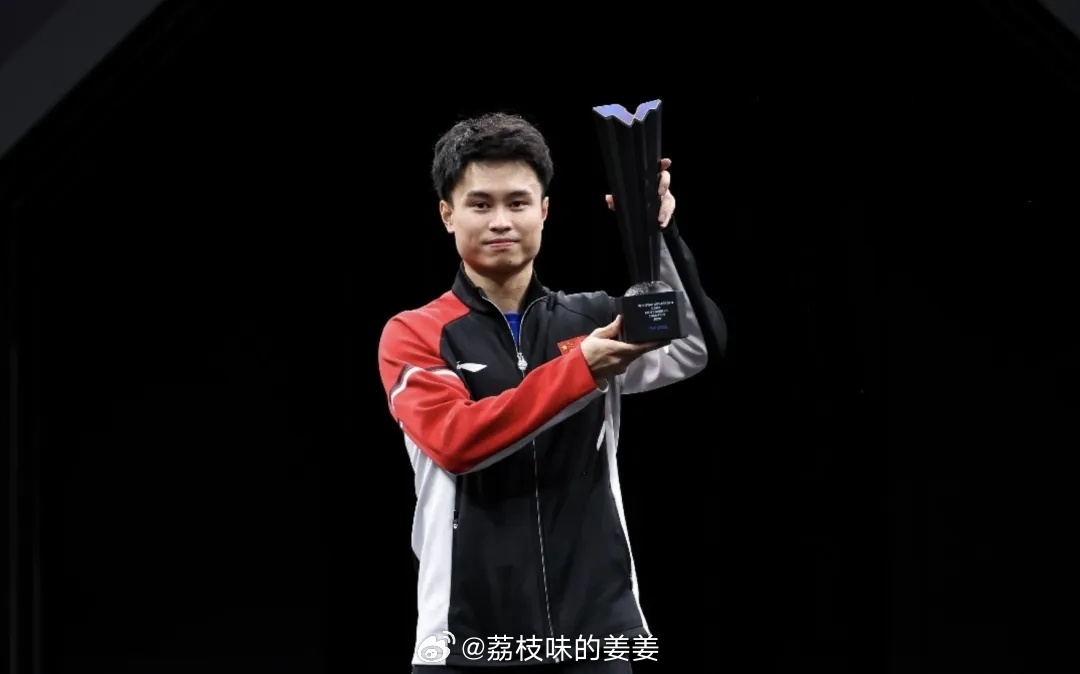 2026年WTT中国大满贯男单1/8决赛，周启豪以3比0横扫世界排名第3的张本智和，三局胶着但战术执行堪称教科书级，全场沸腾。  一、赛果突破- 干净利落的零封：周启豪以11-9、11-8、11-9直