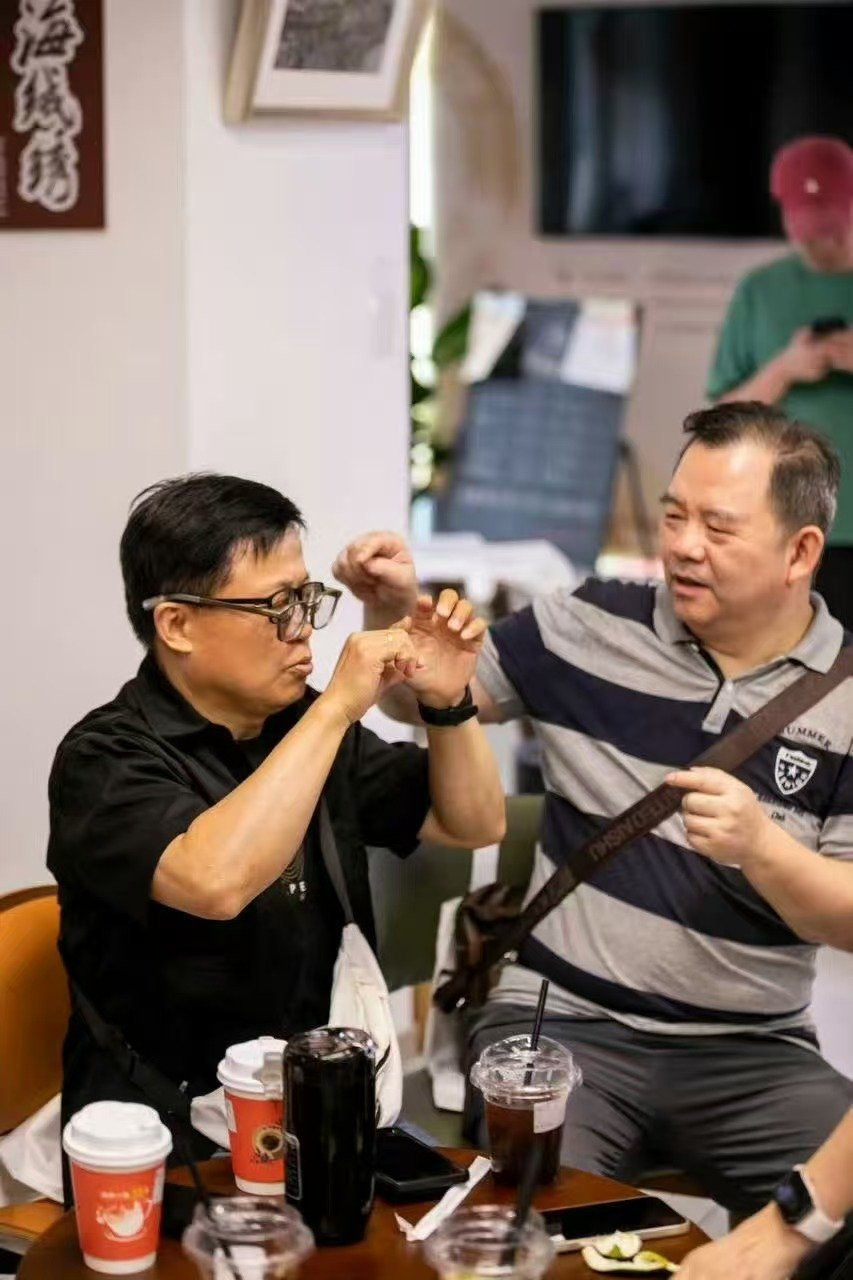 #再也不用假装听懂了##别让听障者被迫假装听懂#
一次点头，或许藏着听不懂的无奈。国际聋人节之际，AI眼镜体验活动温暖上线。人声实时转写为镜片文字，帮助听障朋友理解对话，摆脱转述的束缚。外观如同普通眼镜，自然融入生活。科技赋能无障碍，愿每一次回应都来自理解，而非勉强。 ​