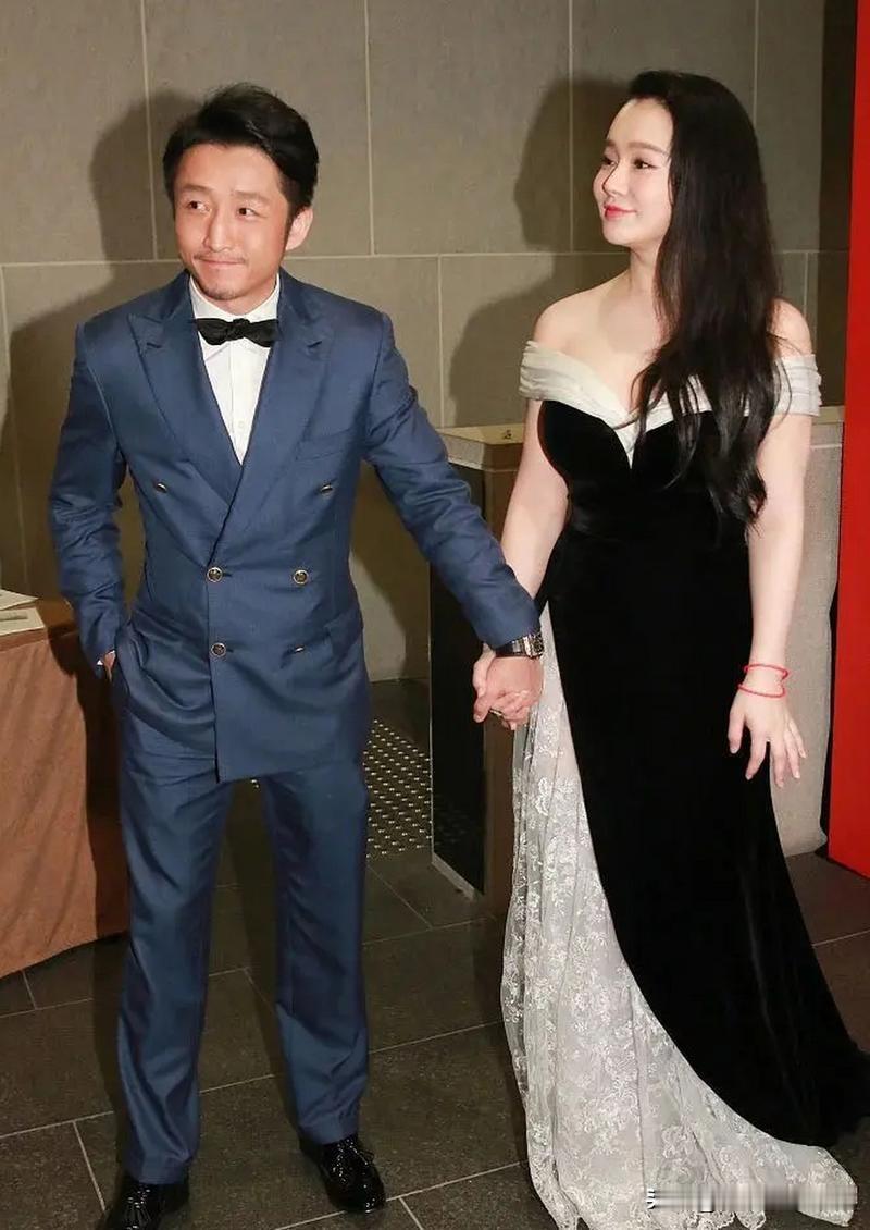 有一说一，这题我站冉莹颖。

宁娶冉莹颖不娶田朴珺？光看给邹市明生了仨儿子，学历还比田朴珺能打，这姐就不只是“拳王背后的女人”。

败家买百双高定鞋又咋了？总比两口子手机壳都跟别人撞款强吧。择偶不是选圣人，是选一个日子能过到一块去的人。

不找比爸还大的伴侣、不公开跟别的男人暧昧、不逼老公玩极限，这