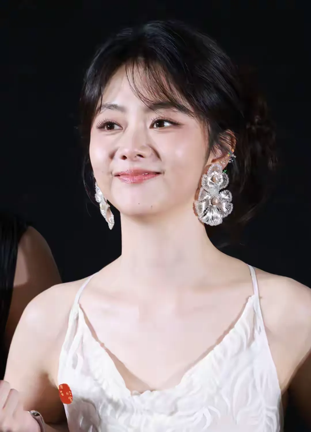 谭松韵，以后的戏路可能会很窄！

36岁的她目前看着也还算娃娃脸，依旧喜欢卖萌、嘟嘴，只是我觉得她都36岁了，在这样确实有点不合适，随着年龄增大，她拍古装戏很尴尬，现代剧又像是小孩偷穿大人的衣服，撑不起来的感觉。

其实有一张娃娃脸没什么不好的，毕竟别人也看不出自己的年龄，偶尔还能跟小小小朋友开玩笑
