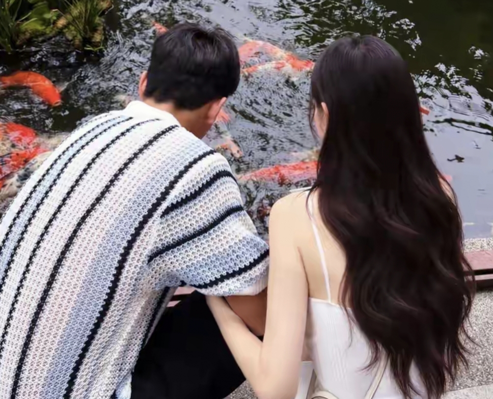 向余望与足坛大佬李明的大女儿谈恋爱，女方主动曝光了！

随着亚运男足获得铜牌、比赛任务暂告一段落后，二人的恋情已经主动公开了，并且女方李衍慧还主动晒出了两个人在河边的背影照！比较好奇这张背影照，是哪个电灯泡拍摄的。

说起李明，那可是足球界国内知名大佬，足球功夫了得，是过去中国男足的主力，甲A黄金一