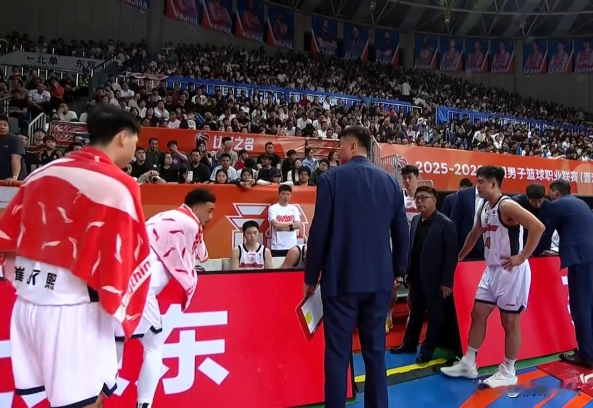 杜锋暂停时间，劈头盖脸对着张文逸一顿输出。 张文逸站在广告牌边上，没点...