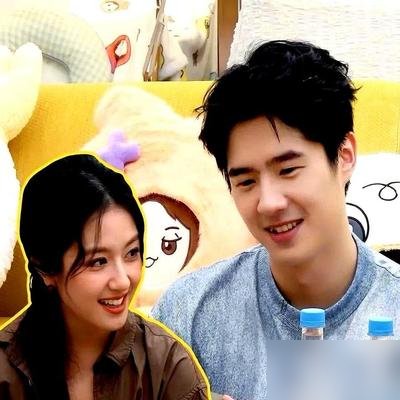 李兰迪说“开车去什刹海喝酒”，刘昊然直接一句：“那谁开回来？”
就这五个字，把一场可能的舆论危机摁死在摇篮里。镜头前，李兰迪明显顿了一下，赶紧找补。刘昊然没笑，也没接茬往下聊，就淡淡看着。
这俩中戏同窗，太知道综艺剪辑的刀有多快。一句话剪出去，酒驾嫌疑，口碑塌方，剧宣变事故。刘昊然不拦梗，拦的是