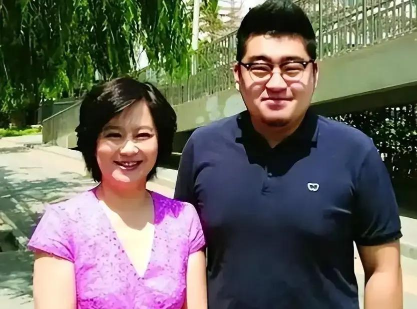 1999年，鞠萍向丈夫蒋启星提出了离婚，丈夫狠心逼她二选一：孩子财产只能选一个，鞠萍看了一眼儿子，签下了那份协议，什么房子、存款都没要，净身出户，带着蒋翼遥搬进央视一间三十平米的旧家属楼。
 
搬家那天，蒋翼遥抱着自己的玩具车，仰头问：“妈妈，我们为什么来这儿？”
 
鞠萍蹲下，把他外套的拉链往上提