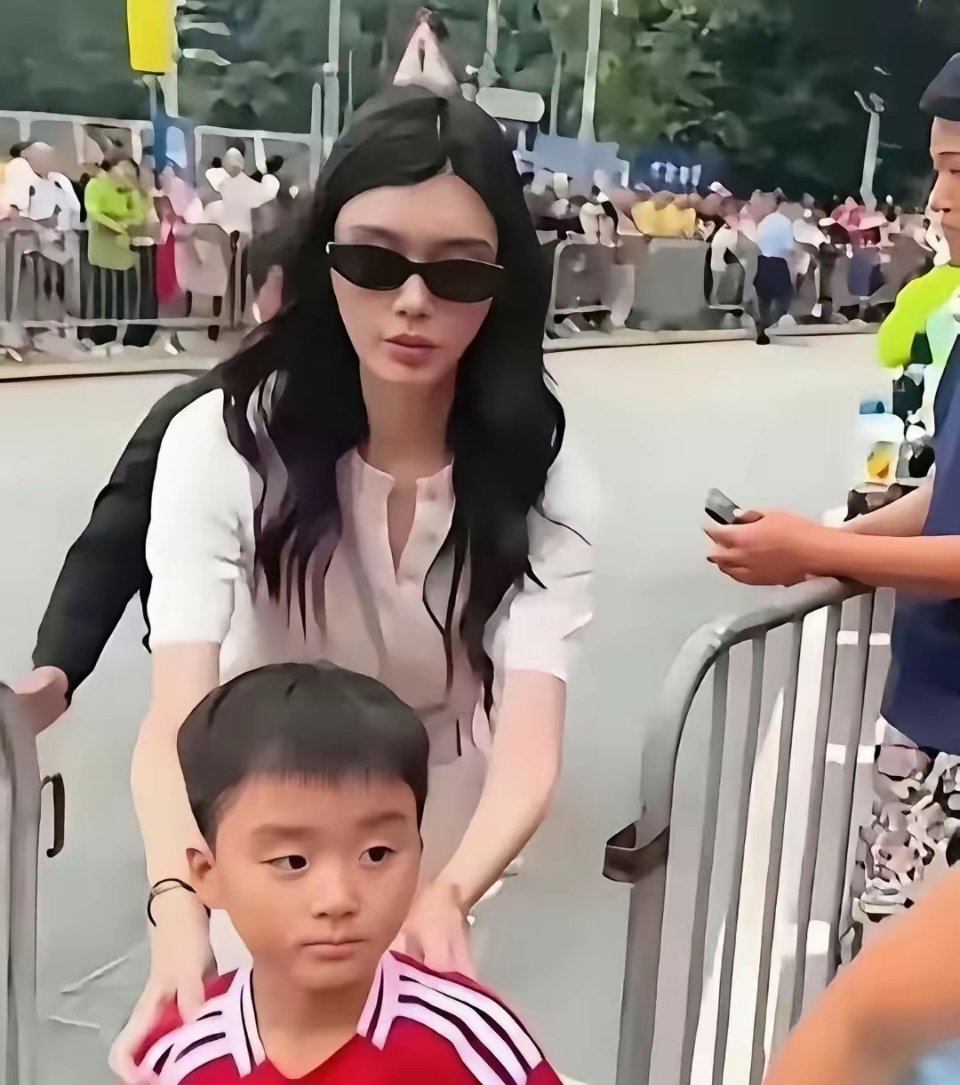 奚梦瑶带儿子逛街被偶遇了，孩子这长相是随了谁​​