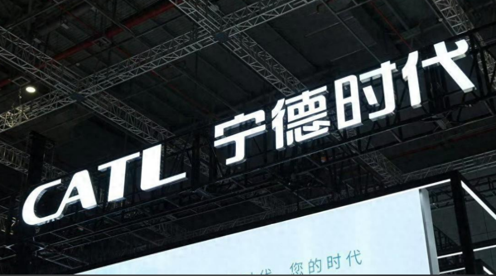 一家电池厂，干翻了整个汽车圈
2025年，中国汽车行业卖出了3400多万辆车，但行业的销售利润率只有4.1%，创下历史最低水平。而宁德时代归母净利润是722亿元，净利率17.04%。比亚迪、吉利、上汽、长城、长安五家头部车企，2025年净利润加在一起735亿，只比宁德时代多出13亿。广汽前董事长曾庆