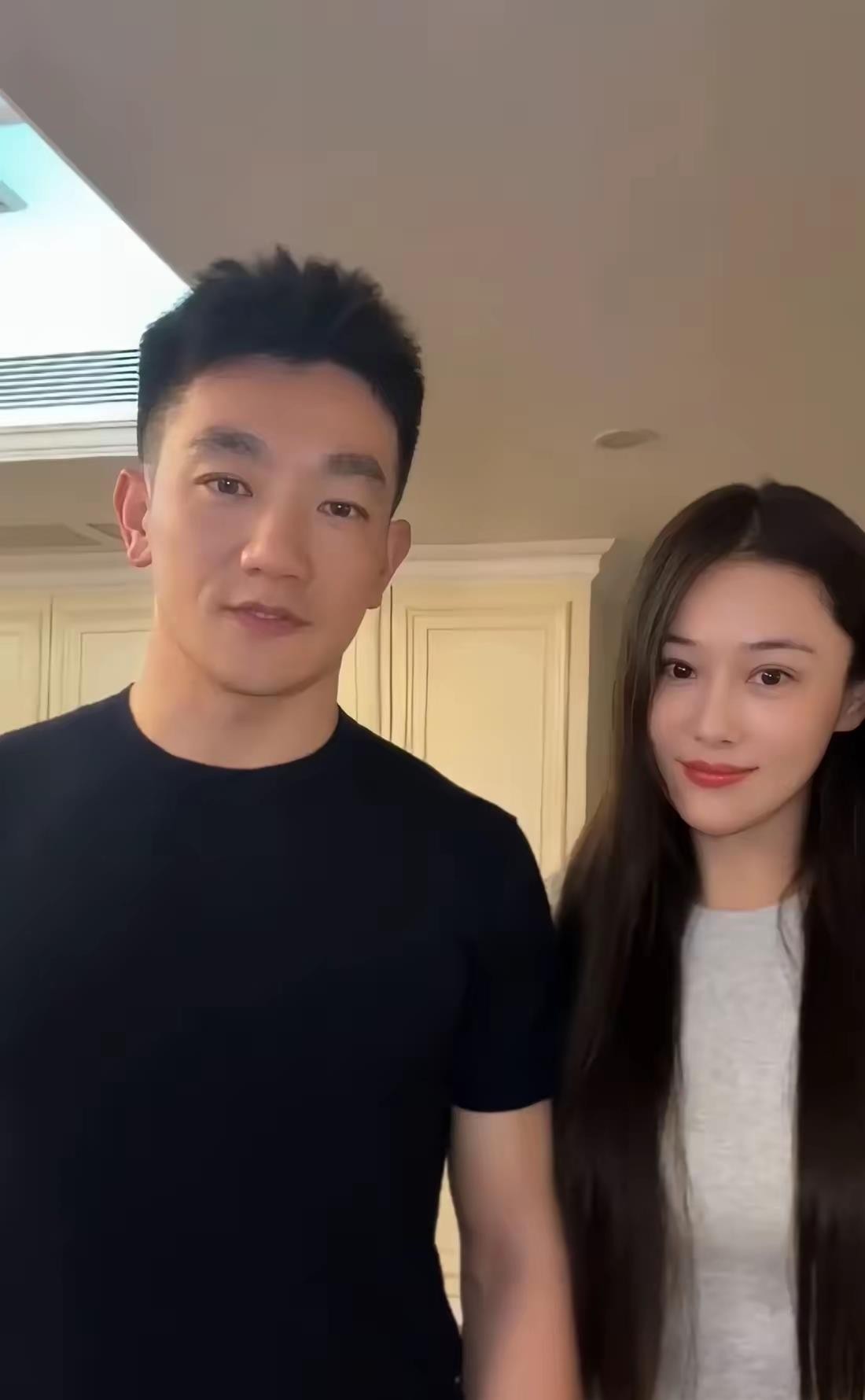 张馨予陪老公参加战友婚礼，看他的眼神柔得像水，藏都藏不住。何捷是武警特战出身，立过二等功，如今转业到广州大学保卫处，年薪十五万左右，而张馨予年收入一两千万。婚后央广军事一句“军嫂，你好”，算是官方认了她这个身份。很多人说她下嫁，我倒觉得她比谁都清醒。娱乐圈嫁豪门的不少，比排场的更多，可她把日子过成了