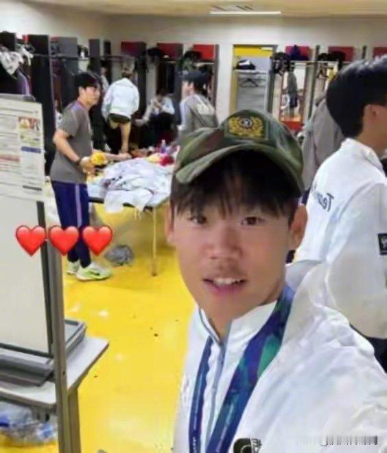 韩国U23男足球员获得亚运会金牌以后，特意戴上退伍帽炫耀，庆祝他们免除兵役。对于韩国球员来说，免除兵役比亚运会金牌更重要。 ​
