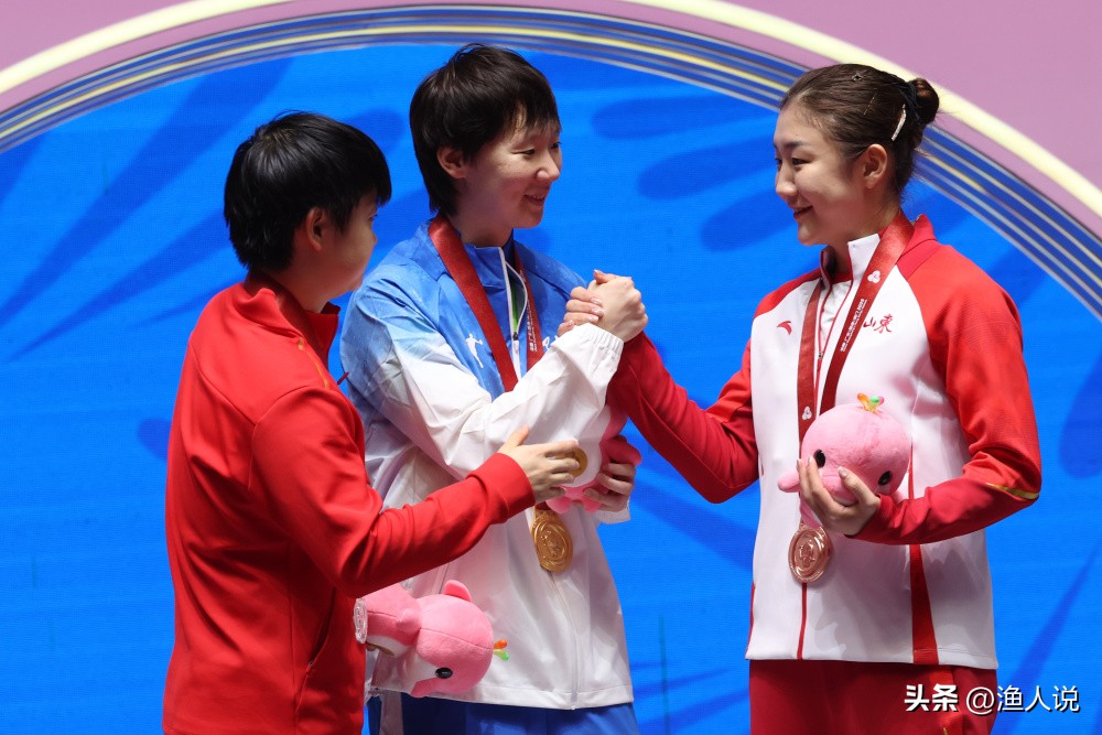 女队目前尚无队长，不过我记得王曼昱曾提及，陈梦是她们的队长。实际上，自2021年丁宁退役后，国乒女队官方层面的队长职位便一直空缺。
王曼昱也只是在接受采访时，将陈梦视作队内的大姐。
孙颖莎也随之附和：陈梦是集体中的带头者。
两人皆是从资历、大赛经验、队内凝聚力的维度，认可陈梦作为老队员的带头作用，而