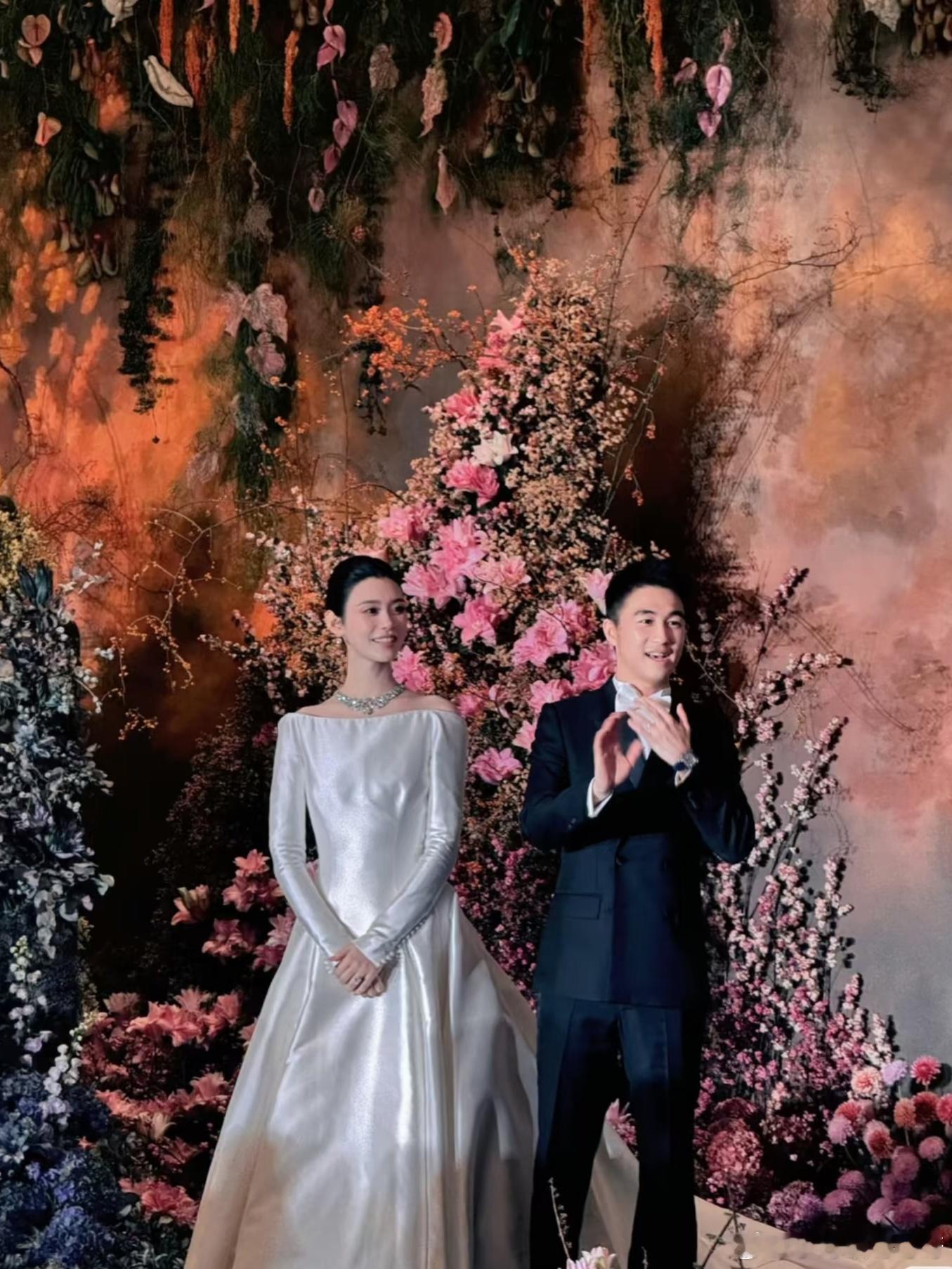 奚梦瑶和何猷君在澳门上葡京办婚礼答谢宴啦！今年6月两人在法国古堡完成私密婚礼，这次答谢宴专门宴请没能到场的家族长辈与亲友。奚梦瑶继续穿法国婚礼那套缎面婚纱，何猷君一身黑色西装。
 
现场是秋日油画花海布景，氛围感拉满。何猷君发言大方调侃两人身高差，四太梁安琪也公开感谢奚梦瑶。双方父母 ​