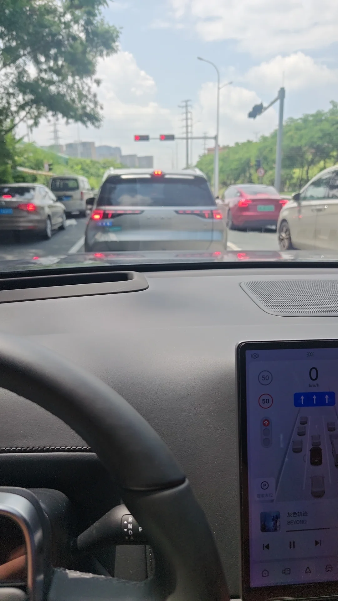 奔赴远方的路上，理想把颠簸隔绝在车外，车厢安安静静，窗外是沿途山河，一路自在前行