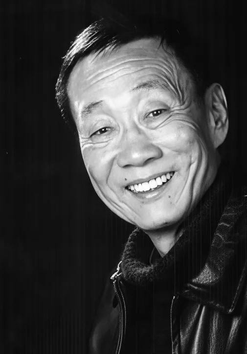 老戏骨戈治均去世了，

看到这个消息，心里猛地沉了一下，

他不是走得突然，也不是遇上什么意外，到底还是没能迈过那道谁都绕不开的病痛坎儿，享年90岁。

很多人只记得他在荧幕上的模样，其实老爷子是典型的厚积薄发。在西安话剧院扎扎实实演了大半辈子话剧，直到快六十岁，才被大银幕真正发掘出来。

当年一部