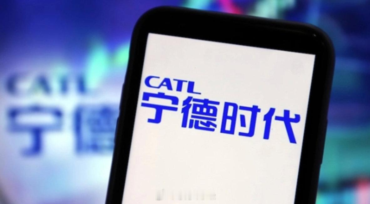 【#宁德时代称会造车不一定会造电池#】据报道，近日，在宁德时代品质全球开放月活动中，其首席制造官倪军公开表示，全固态电池短期内难以成熟落地，行业多数相关宣传仍停留在概念层面，真正规模化落地至少还需五年时间。

他以核心的“固固界面”举例，传统液态电池依靠电解液形成完善的导电通路，性能 ​