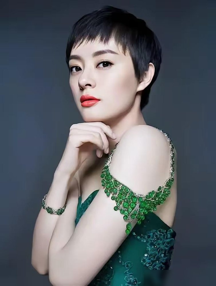 孙俪当年拒了《我的前半生》，转头去拍了大女主经商戏，结果马伊琍凭罗子君杀疯了。
现在回头看，根本不是档期冲突那么简单。孙俪那几年接的全是“绝对一番”的本子，戏眼必须围着她转。罗子君这种前半程窝囊、后半程靠闺蜜和男人翻身的角色，她瞧不上。
马伊琍接了，演得全网骂，又全网服。
再看孙俪这几年，悬疑
