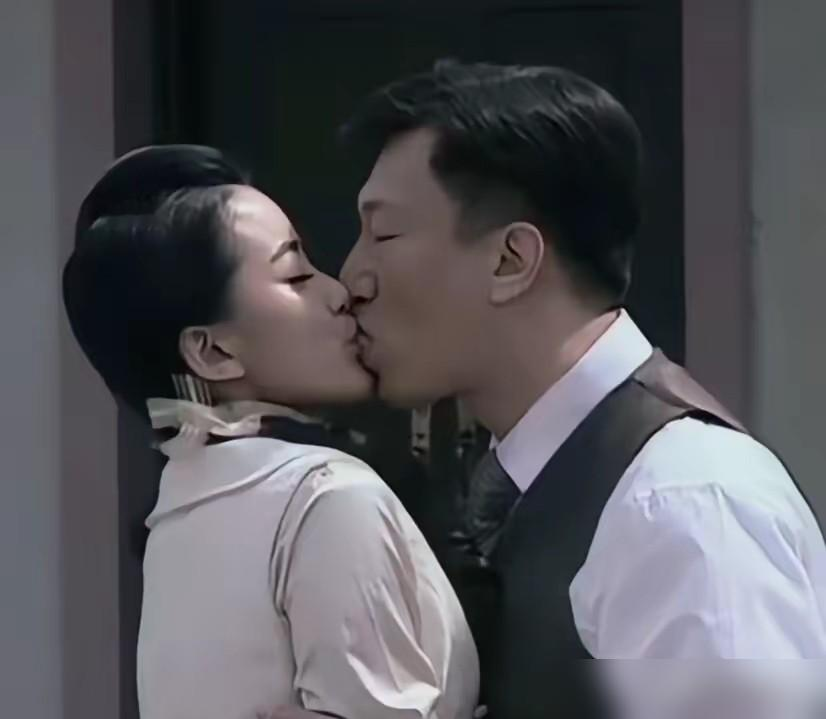 《潜伏》里的穆晚秋，41岁靠话剧重新发光了。
早年跟孙红雷演吻戏爆火，嫁好声音推手田明后，生双胞胎淡出影视圈。
转话剧后连演《简爱》19轮，跟濮存昕搭档，导演说她是闺门旦，观众夸清峻坚韧。
2025年受访时说，每次演简爱都绷紧神经，却能跟角色平等交流，比当年更懂内核。
不是追流量的捷径，是选