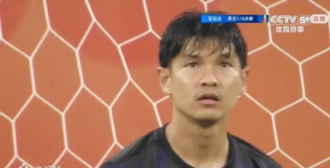 不到70分钟，国足U23就以3比0把比赛基本收了。

场面很直白，中国队踢得越来越有底气，传控和进攻都把泰国队压在后场跑圈。镜头里泰国球员的表情很能说明问题——既无奈又有点无助。

数据也挺刺眼：到那个时间点，中国队已经把射门次数推到两位数，门框前的威胁明显比泰国多得多。反观泰国，直到第70分钟才第
