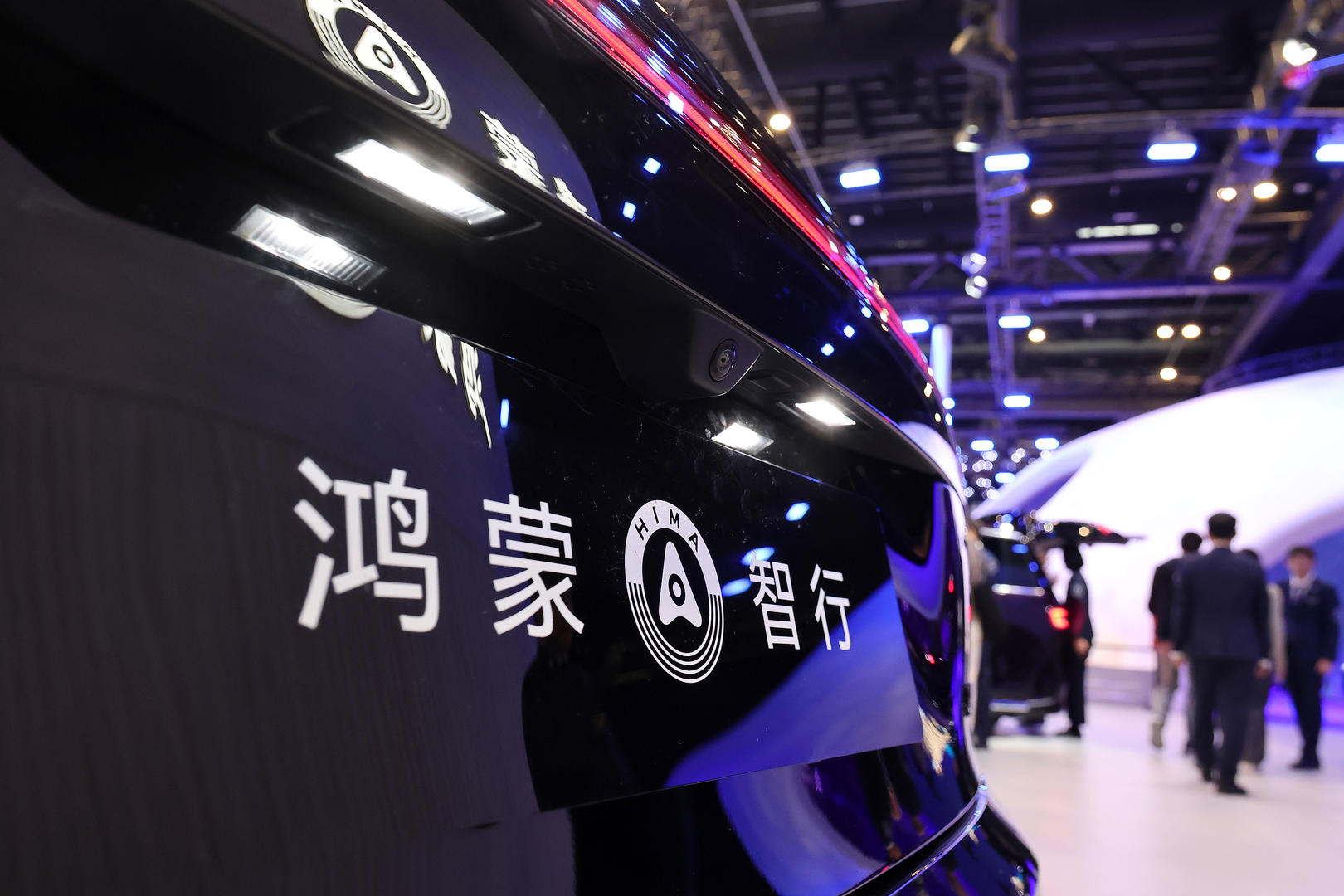 鸿蒙智行2027产品规划曝光

2027年，鸿蒙智行将推出四界共计18款车型，并且按季度逐步投放到市场。

第一季度尚界H8与智界V9纯电四座率先登场，覆盖30万至50万级市场。

第二季度至少9款车型集中发布，涵盖尚界H9、智界R8、享界大型轿车及尊界SUV 800等。

第三季度尚界Z7改款、智