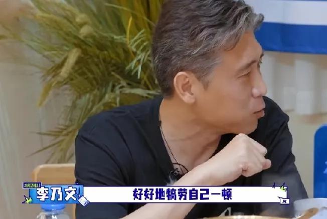 笑不活了家人们！陈哲远经纪人把减脂餐交给胡军和李乃文，拜托两人盯着他好好减脂。
当着经纪人面答应得特别爽快，等人一走，减脂餐直接塞冰箱。
两位前辈看着寡淡的减脂餐心疼坏了，直接带着陈哲远去吃大餐！酸菜鱼、番茄炒蛋，还有满满一碗炒饭。
一顿大餐下肚，陈哲远两天的健身和减脂餐直接白费。
 ​