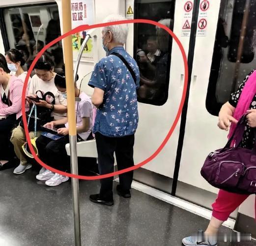 在地铁上看到一个很暖心的场景#温暖瞬间#：一位老奶奶上车后，立刻有人让座。 
她坐下后，从包里拿出一颗糖递给让座的小伙子，两人相视而笑。 
小小的善意，让整个车厢都温暖起来。 
其实善良很简单，哪怕只是一个微笑，也能传递力量。 
愿我们都能被温柔以待。 ​