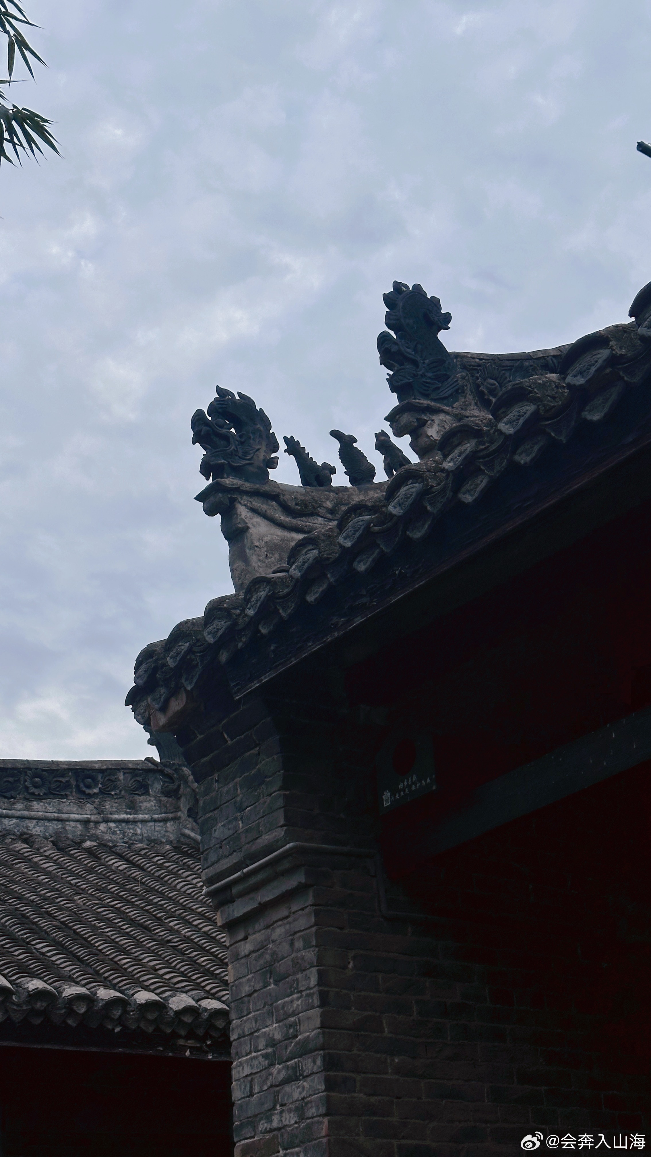 #王嘉尔上手iPhone18Pro#
BS
 从“彩蛋”到“中场秀”主角 王嘉尔并非普通的单次推广嘉宾，而是苹果极少见的长期合作伙伴。
继 2025 年用 iPhone 17 Pro 拍摄 MV《Let Loose》作为发布会彩蛋后，2026 年他直接以“返场嘉宾”身份亮相苹果秋季发布会的中场秀环节。  ￼  ￼
他是全球唯一一位连续两年在  ​