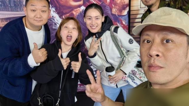 三个儿子全扔在学校不管，梁洛施牵着新男友的手满场飞，评论区又炸了。
路演现场，她跟马浴柯穿同款黑T，十指紧扣，笑得那叫一个松快。有人翻旧账：当妈的不管孩子？她说三个儿子，一个17，两个16，都在学校待着，对演戏没兴趣。
关键在后头，儿子们亲口支持她重新开始。她38岁，独自带大三个，现在拍《重生2