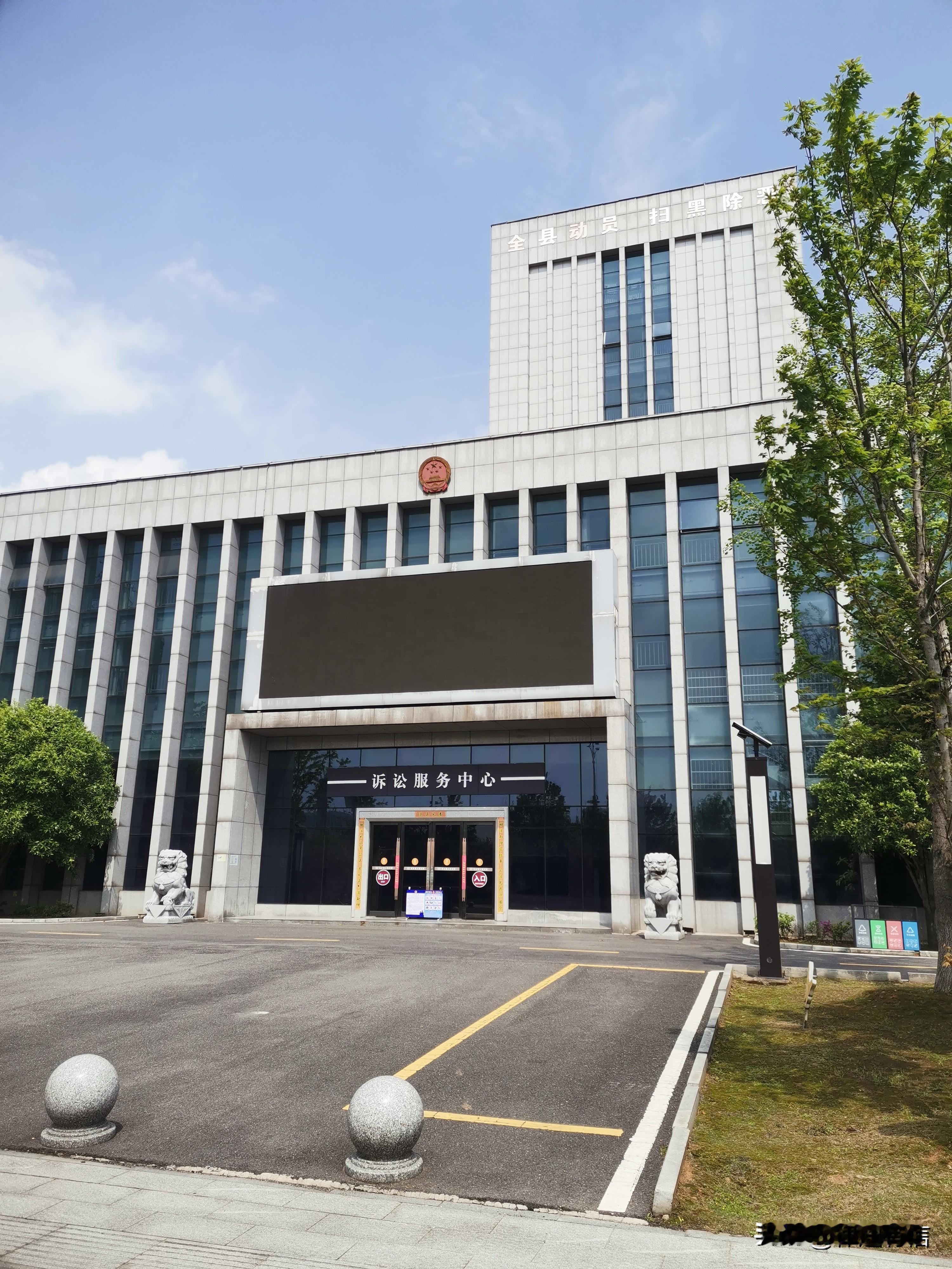 开庭
        法官敲锤：“现在开庭。原告，宣读起诉状。”
        原告代理人：“判令被告支付饲料款12万元及利息。”
        老张抢话：“法官！他家饲料有问题！鸡吃了不下蛋！”
        法官：“被告，答辩意见已记录。原告，举证。”
        原告代理人：“合同、