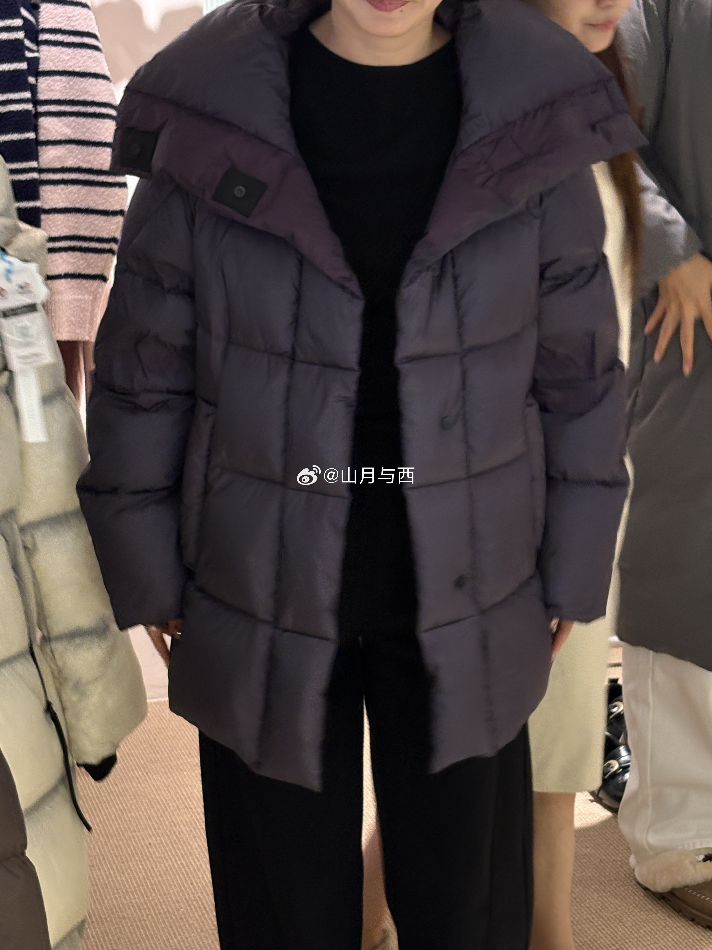 这批羽绒服董洁直播间同款同源，纤念品牌的！清仓价真的超级无敌香！实际库存，卖完就没啦【送6元退货运费，不合适包退换，喜欢先抢！】图6小短款只要159💰，马上就能穿啦，属于时尚款，这价格日常棉服都买不到，咱们羽绒的！图7长款白色羽绒服只要259💰，这个强烈推荐，百搭又保暖，冬天需要一件长款！还有图89这种很适合送妈妈婆婆姥姥奶奶，二百多块钱随便穿也值呀！