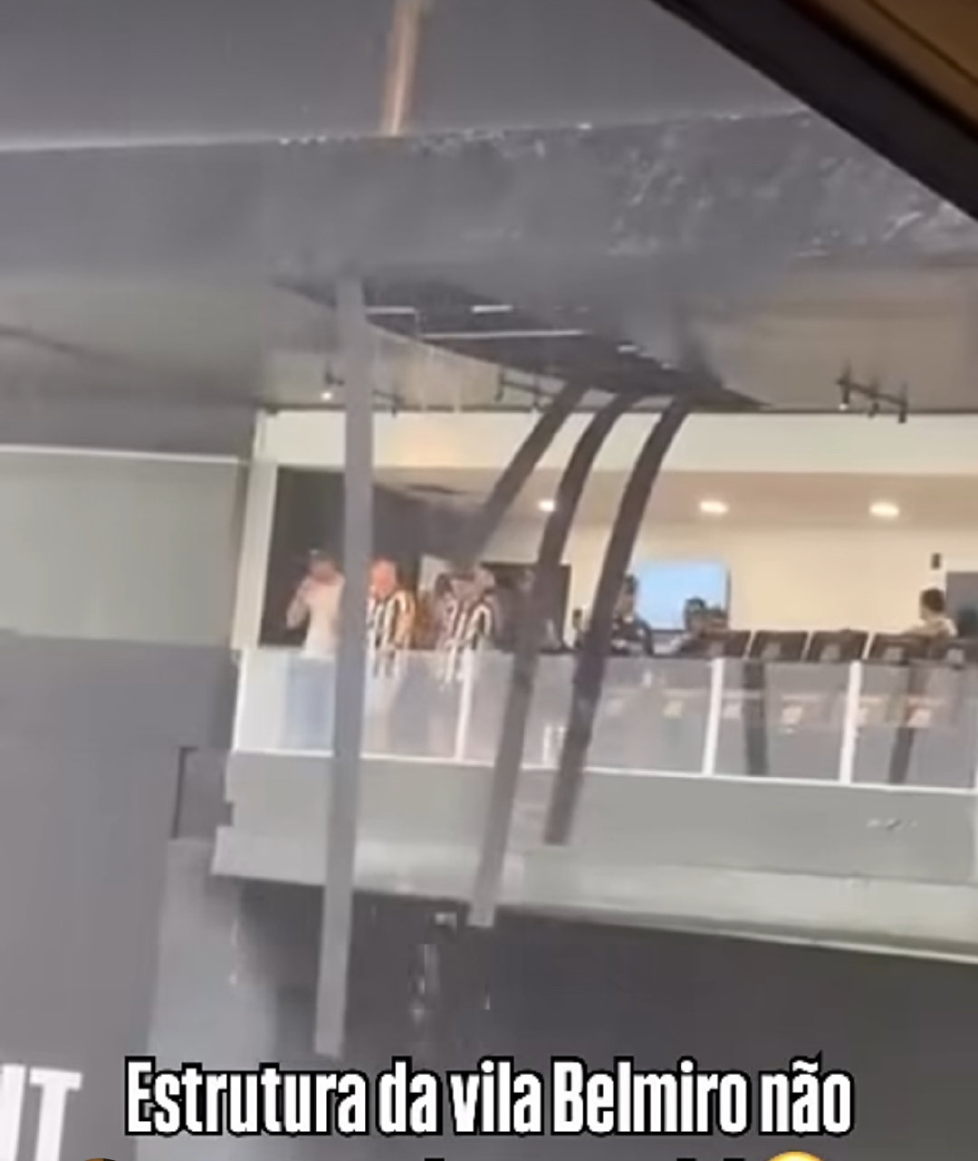 很难想象一个雨水这么多的地方 场馆防雨能力居然这么拉垮 算了算了不骂内马尔了 内马尔给点修理费吧 ​