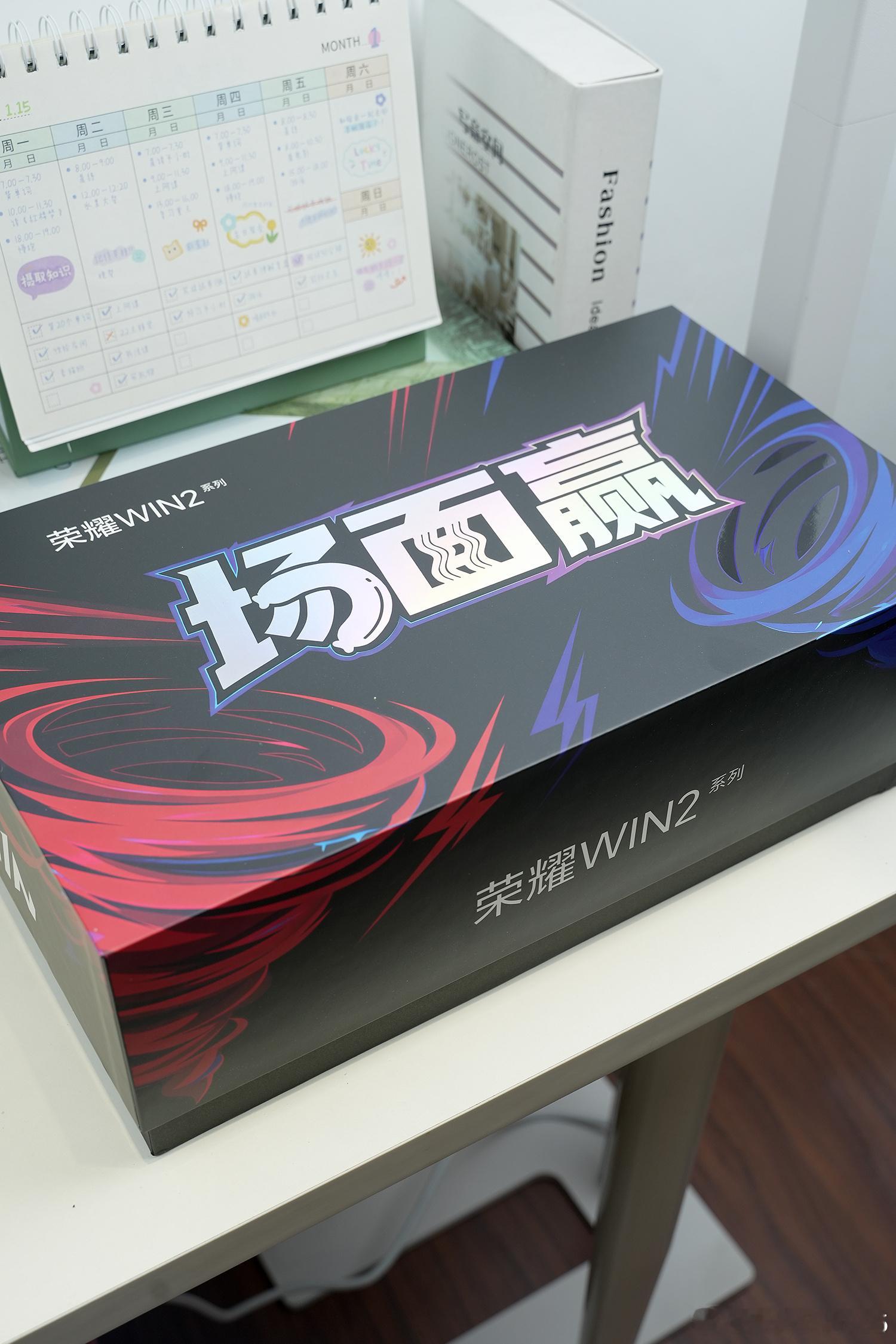 荣耀WIN2 邀请函开箱来了！场面赢礼盒居然安排泡面火腿肠，电竞玩家专属补给包实锤。一边等新机发布会，一边嗦泡面，氛围感直接拉满。荣耀WIN2系列12+512GB版本国补后到手价5499元，标配2K 185Hz电竞屏、骁龙8EE6芯片和双风扇散热，被数码博主称为“掀桌定价”，将骁龙8EE6旗舰压进5000元档。

重点福 ​