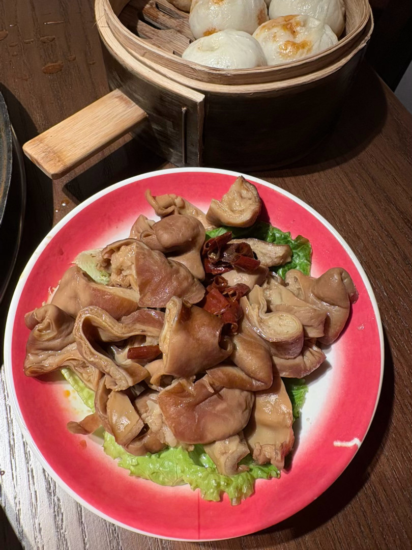 今天吃火锅给我吃美了
这家叫遇南三 真挺好吃的
还好我下班早 一路风驰电掣的到了 再过十几分钟就要排队了😅
吃完六点半一看美团上小桌排队170多桌 惊呆了
卤肥肠放火锅里真是绝了[比耶]
还在吃的时候已经在和弦琴讨论下次来了点啥了！ ！ ！
下次全点肉[笑cry]因为我们点的素菜几乎没吃 红油锅只适 ​