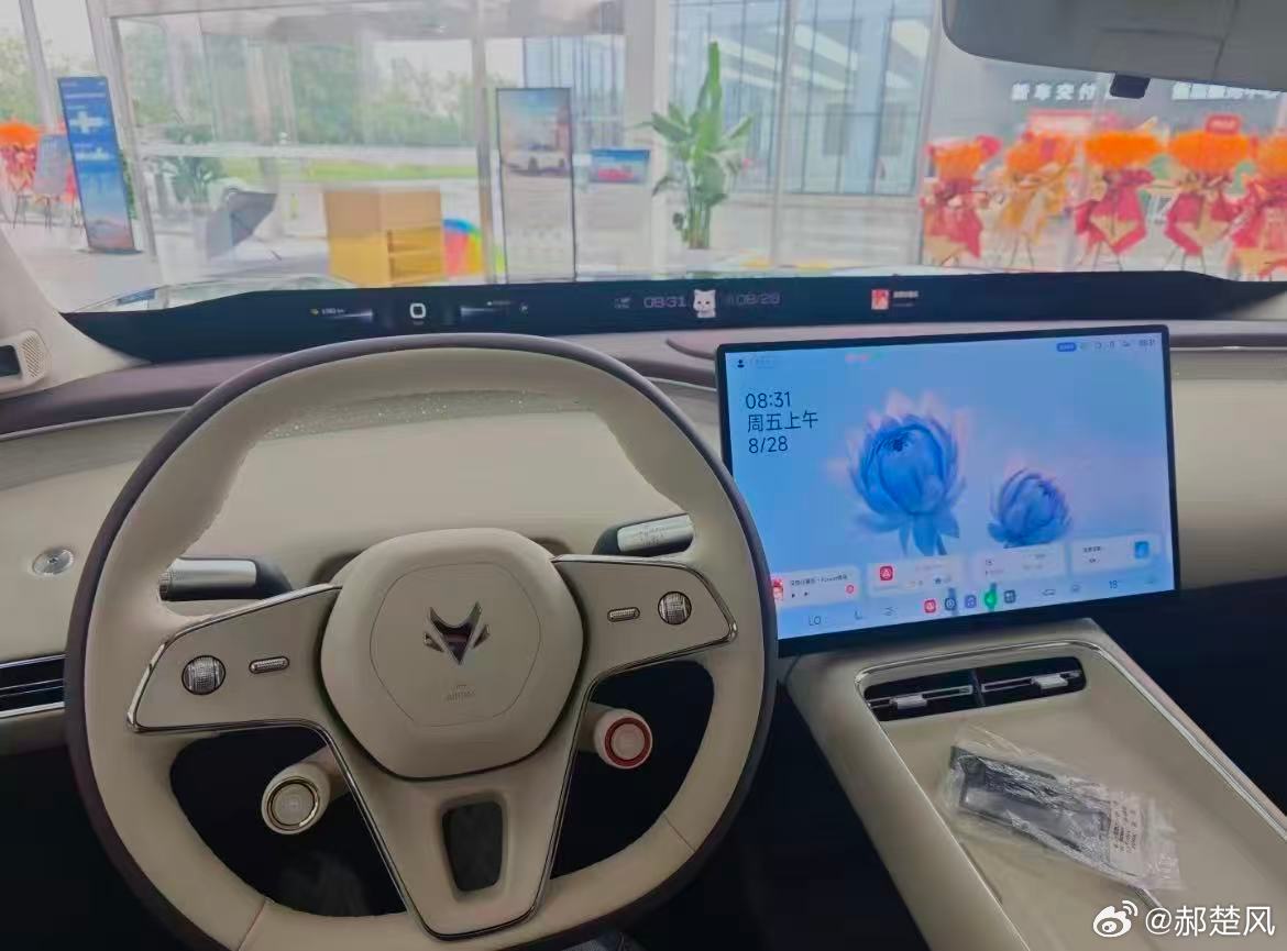 家里的车开了五六年，各方面都还行，就是智能化跟不上时代了。想换台智驾好点的，但一看价格，带高阶智驾的基本都奔着二十万去了。路过极狐店，进去试了把阿尔法T7。车机挺流畅，语音控制反应快，内饰质感也不错，座椅摸着舒服。底盘稳，过坑洼路面车身不晃，麦格纳确实有东西。宁德时代、麦格纳都给配 ​