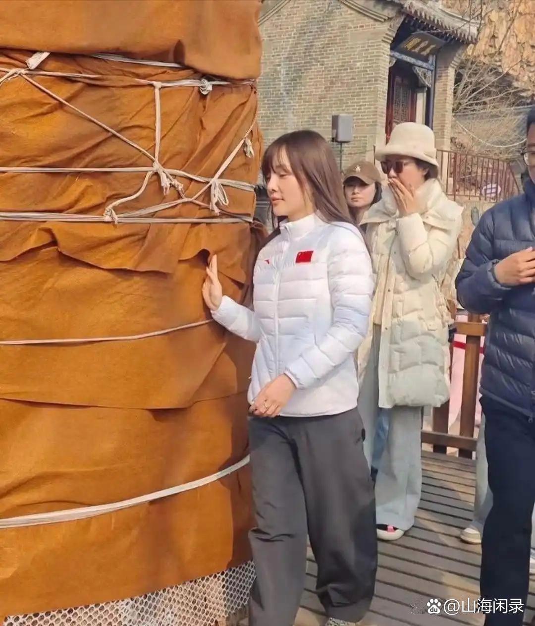 45 岁李小璐素颜现身辽宁大孤山，拿掉滤镜后，总算有了真实的年纪模样。 ​
