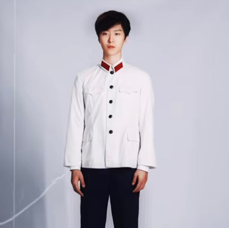 终于相信为什么每一次回老家，村里的老人一眼就能看出来你是谁家的孩子。

敢情是复制粘贴啊！

范丞丞在神探中的定妆照，

简直和他爸一模一样，

甚至是本人和工作人员一致认证地像。

这让我想到之前去外婆家的时候，村里的一个姨妈问我说，

你是她家的小女儿吧？回来探亲了啊？

我愣了好一会儿才反应过