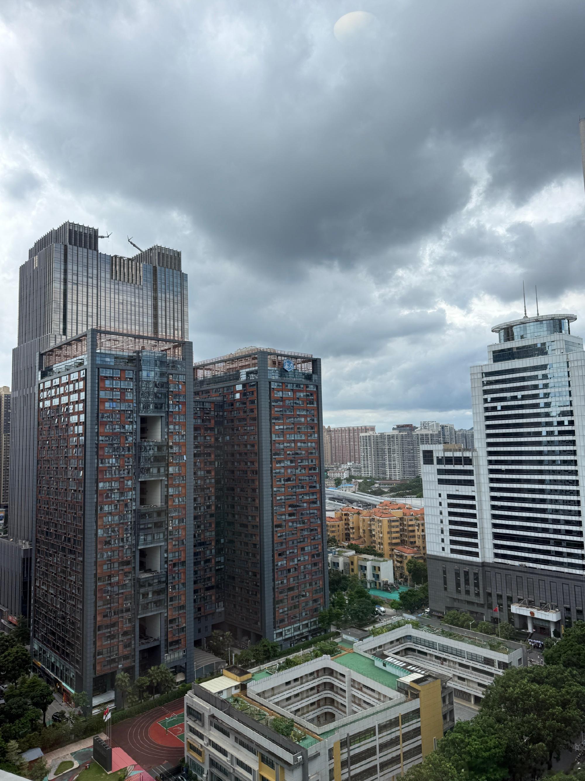 周二下午二点去珠江新城的眼科医院17楼办入院，押金5万，多退少补。我问...