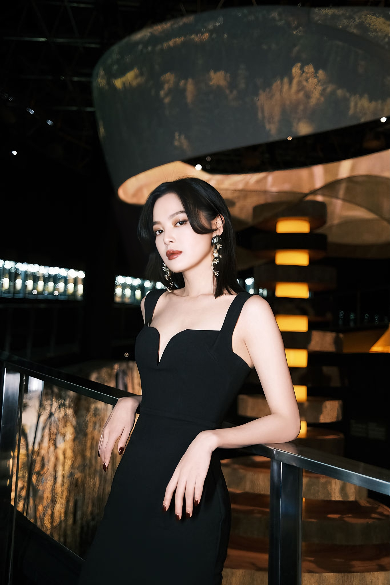 辛芷蕾的写真美图简直绝了！她的每一张写真都散发着独特魅力。 有一组写真...