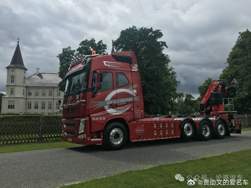 《商用名车 展示》赏析：沃尔沃底盘Fassi F295折臂吊多用途 卡车🛻！真是霸气。  ​