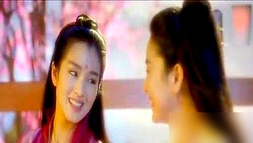 林青霞当年死活看不上那个风骚老板娘，嫌太粗俗，硬是换去演了冷艳女侠。
结果呢，她演邱莫言拍到一半，眼角膜受伤，大量戏份靠替身完成。自己挑的角色，没争过命。
被她嫌弃的金镶玉，张曼玉接过去，演成了华语影史教科书。泼辣、贪财、动了真情又死扛着不说，那点复杂劲儿，至今没人能超越。
当年金像奖提名的是