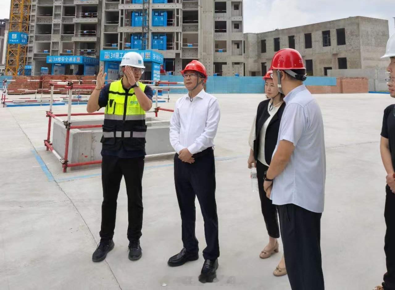 【苟建汶督导检查国庆期间住建领域安全生产工作】
为深入贯彻落实安全生产工作部署，切实筑牢住建领域安全生产底线，精准防范化解建筑施工、燃气运营等各类安全风险，全力保障国庆假期城市建设、民生供气安全稳定，9月30日，市住建局党组书记、局长苟建汶带队，深入三星堆遗址区棚户区改造项目、广汉深 ​