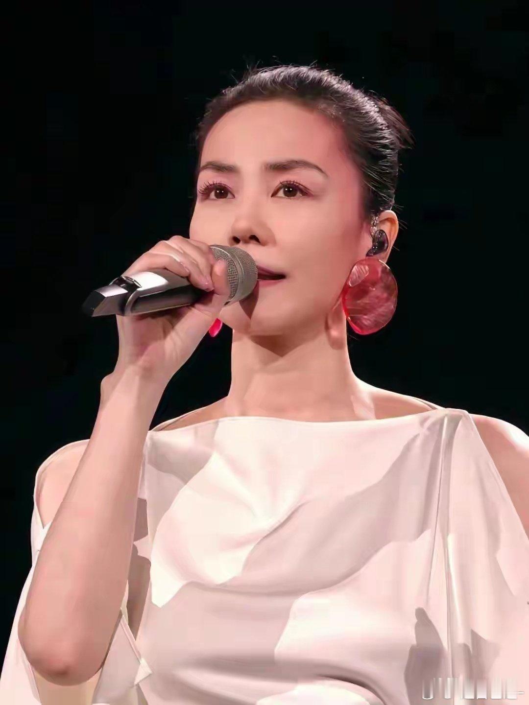 官媒发文，高调宣布57岁王菲喜讯，《世界赠予我的》拿下年度歌曲 ​