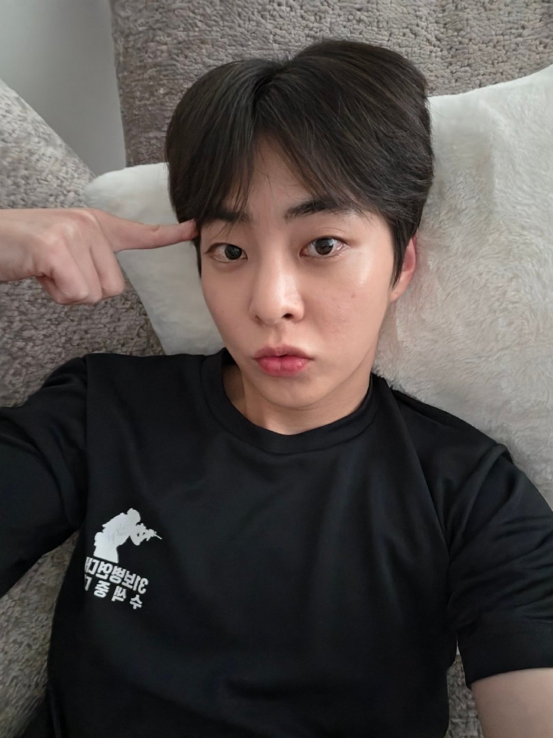 260827 泡泡更新

金珉锡 XIUMIN

“这是我用新手机拍的第一张自拍ㅋㅋ”
“猜猜我用的什么手机～～～”
“三星 Galaxy Z Fold 8！！！” ​