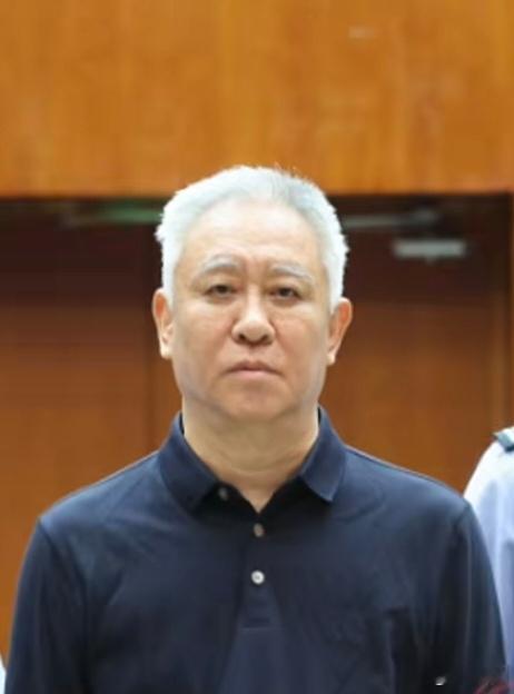 把土地财政的所有权和经营权重新还给国家和集体，让资本彻底退出房地产历史舞台，这是我们目前需要解决的重要问题。如果这个问题得到根本解决，我们的反腐败工作就会前进一大步，老百姓特别是下一代年轻人的住房压力就会明显减轻。纲举目张，社会主义的本质就是共同富裕。如果听任房地产开 ​