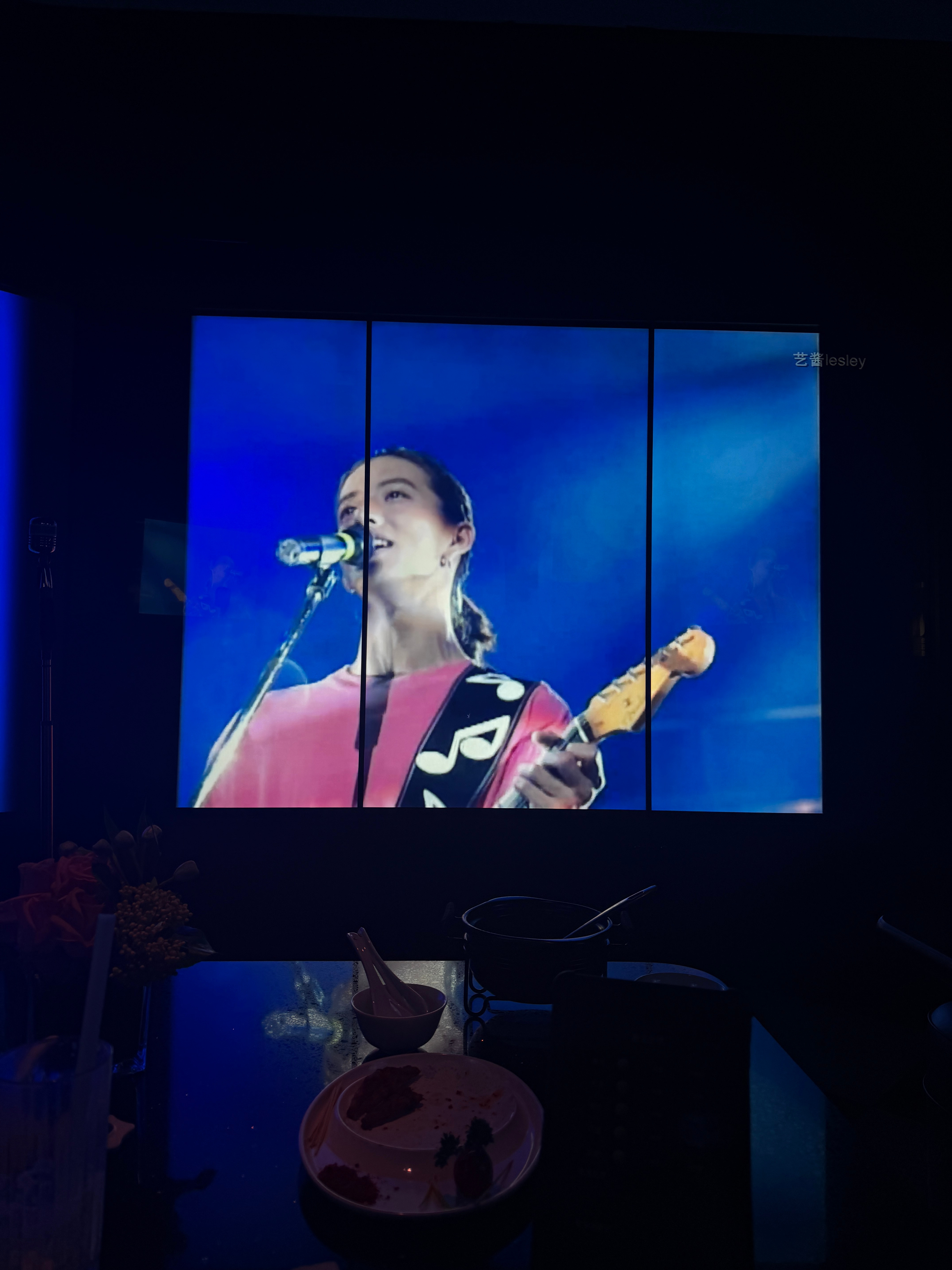 演唱会戒断中……在ktv偶遇男粉然后莫名其妙开始大屏同赏木村拓哉本人真的太帅太有魅力我不行了，全场韩国粉丝真是全年龄段覆盖从20到70，70岁那些奶奶看木村拓哉可能是养成系吧…… ​​​