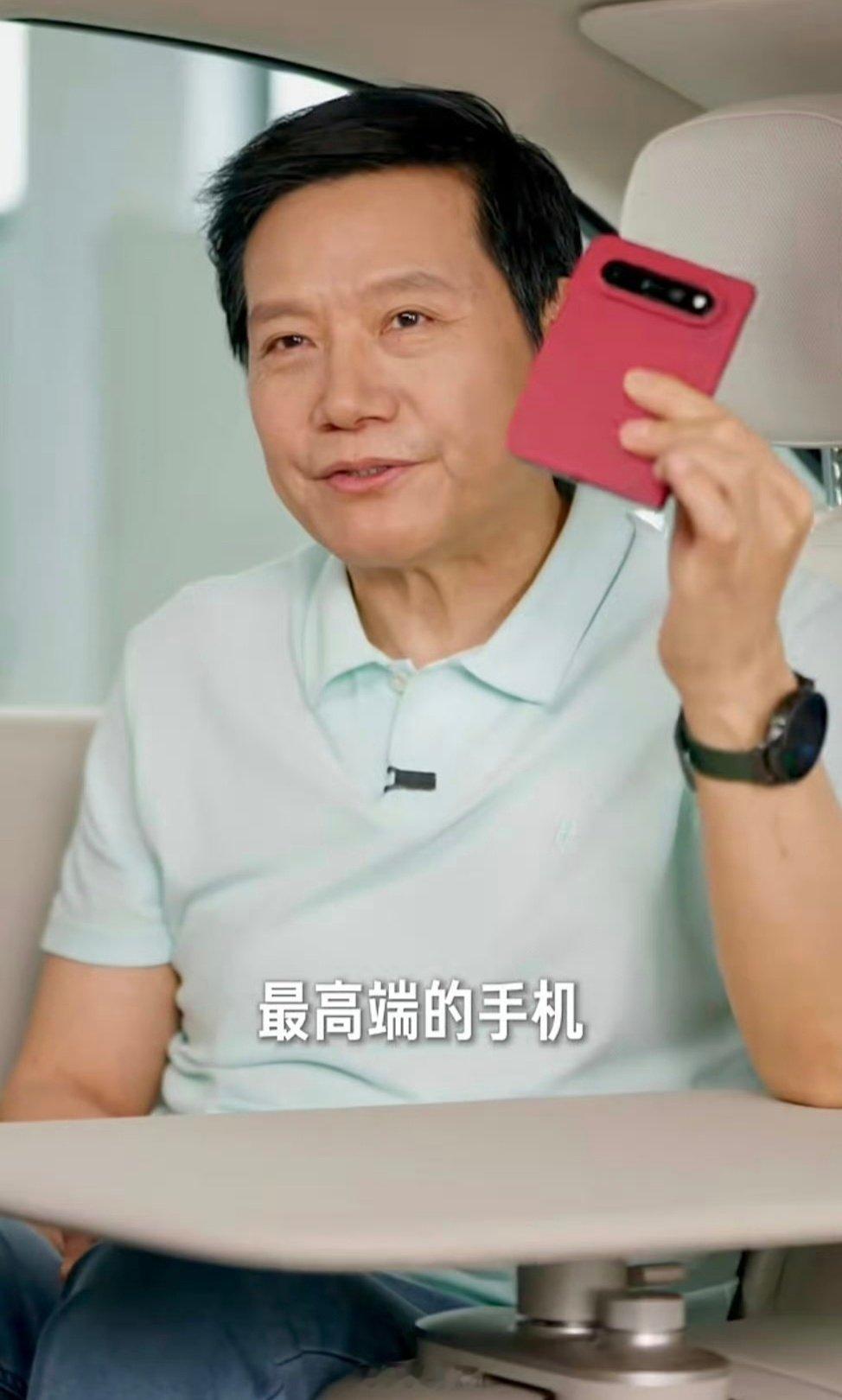 雷总最新视频，小米18 Fold真机曝光，红色一体化机身，横向跑道式镜头模组，配备三摄，这是真的薄啊[笑cry] ​